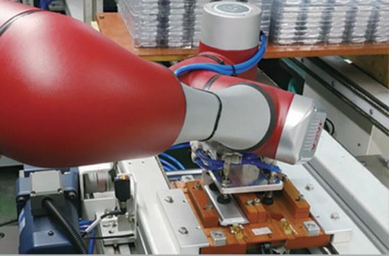 6軸線3kgのペイロードの共同の盗品およびJAKA Zu 12のロボットを置くためのOnrobot RG6のロボット グリッパー