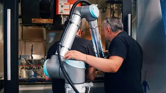 SMCのパレットで運搬する処理のための電気グリッパー3指のタイプLEHSの共同のロボットが付いているUR UR10 Cobotのロボット