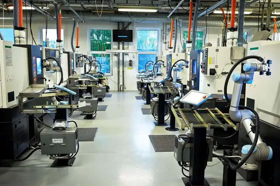 SMCのパレットで運搬する処理のための電気グリッパー3指のタイプLEHSの共同のロボットが付いているUR UR10 Cobotのロボット