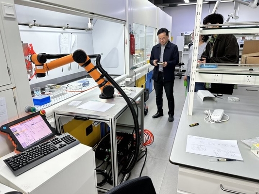 Cobot URハンズJaka Auboの腕のためのCNGBSのパイプラインのパッケージはケーブルで通信するロボティック服のパックを保護する