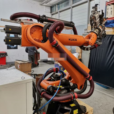 KUKA KR 360 R2830 ロボットアームペイロード 360kg CNGBS組立ライン付き エンジン組立としてピックアンドプレイスマシン