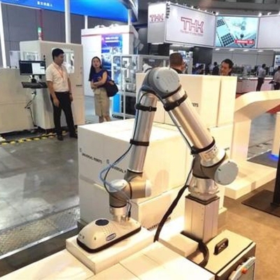 コボットとして操縦器の真空吸管カップと16KGのペイロードを持つコラボレーションロボットUR 16e