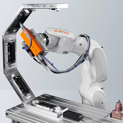KUKA コボット KR 4 R600 ピック・アンド・プレイス・マシンとしてオンロボットのグリッパーを操作する