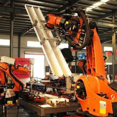 KUKA KR 210 R2700 エンジン組み立てのためのCNGBS線形ガイド付きの産業用ロボットをピックアンドプレースする