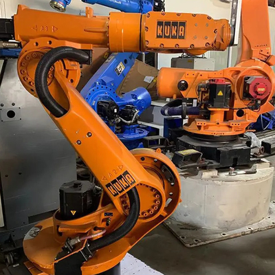 KUKA KR 210 R2700 エンジン組み立てのためのCNGBS線形ガイド付きの産業用ロボットをピックアンドプレースする
