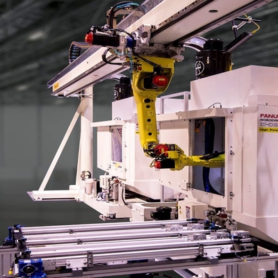 6軸ロボット腕をパレティ化する M-20iAの産業ロボットコントローラ
