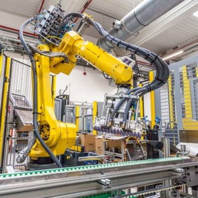 6軸ロボット腕をパレティ化する M-20iAの産業ロボットコントローラ