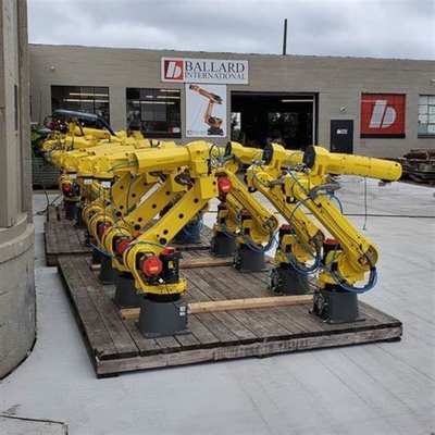 6軸ロボット腕をパレティ化する M-20iAの産業ロボットコントローラ
