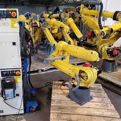 6軸ロボット腕をパレティ化する M-20iAの産業ロボットコントローラ