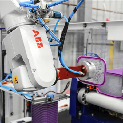 ABB IRB 1200 CNGBSグリッパーを搭載した産業用ロボット腕