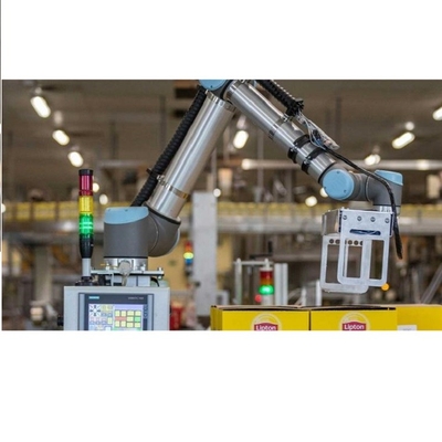 協働ロボットアーム UR 10e Of 6 エイクスコボット 10KGのペイロードとロボットカバーで溶接