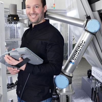 協働ロボットアーム UR 10e Of 6 エイクスコボット 10KGのペイロードとロボットカバーで溶接