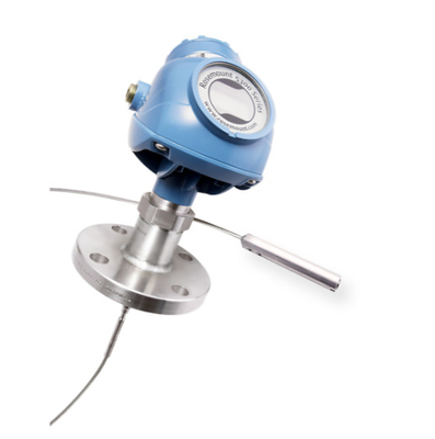 スキッドに搭載された補給装置は,EMERSON Rosemount 5300レベルトランスミッター - 誘導波レーダーレベルメーターで装備されています