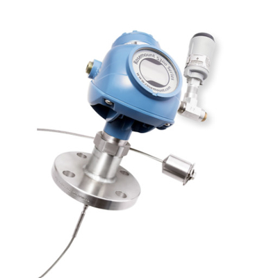 スキッドに搭載された補給装置は,EMERSON Rosemount 5300レベルトランスミッター - 誘導波レーダーレベルメーターで装備されています