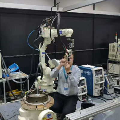 6ミグ溶接のためのDM350 DM500の溶接機が付いている軸線のロボット腕OTC FD-B6Lの溶接ロボットの解決