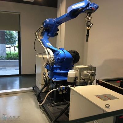 ティグ溶接のロボットのためのMotoman AR2010のロボット腕6の軸線YRC1000のコントローラー