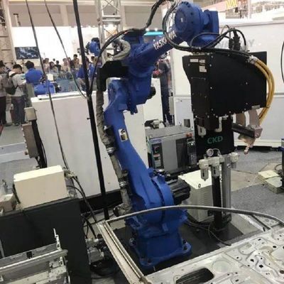 自動溶接のロボットとして他のアークの溶接工が付いているMotoman AR1440の工業用ロボットの溶接機