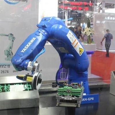 一突きおよび場所機械として8KGペイロードのロボティック腕を搭載する高速エンジン アセンブリ工業用ロボットGP8