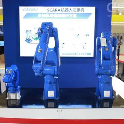 一突きおよび場所機械として8KGペイロードのロボティック腕を搭載する高速エンジン アセンブリ工業用ロボットGP8