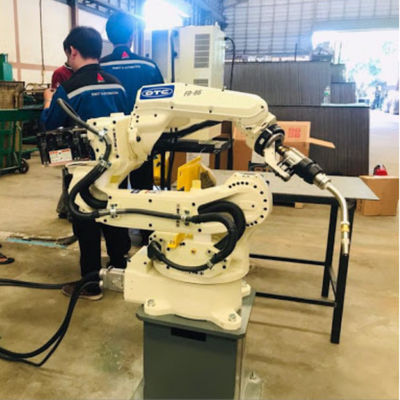 ロボティック溶接機を溶接するミグ溶接のロボット6軸線OTC FD-B6の自動車
