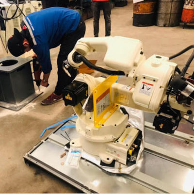 ロボティック溶接機を溶接するミグ溶接のロボット6軸線OTC FD-B6の自動車