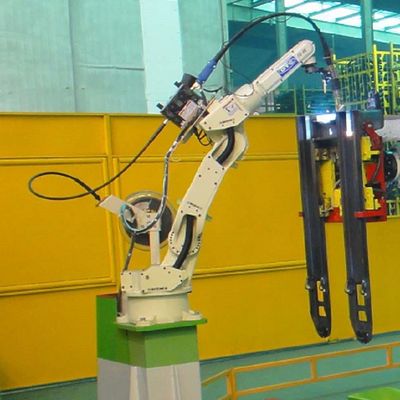 ミグ溶接機械としてDM350アークの溶接工が付いている溶接ロボットFD-V8Lの自動溶接のロボット