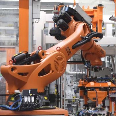 工業用ロボットとして5つの軸線のマニピュレーターとのロボティック腕KR 470 PAの処理