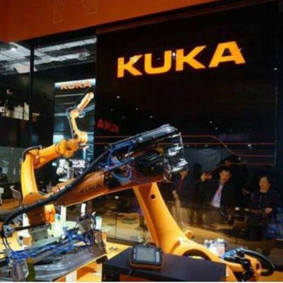 工業用ロボットとして5つの軸線のマニピュレーターとのロボティック腕KR 470 PAの処理