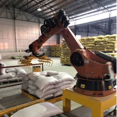 工業用ロボットとして5つの軸線のマニピュレーターとのロボティック腕KR 470 PAの処理
