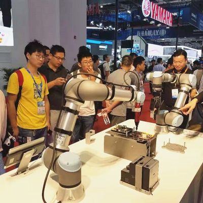 一突きおよび場所機械のために共同ロボットとして5KGペイロードのマニピュレーターとのCobotの軽量のロボットUR 5e