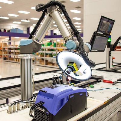物質的な処理装置の部品のためのCobotとして3KGペイロードが付いている共同のロボットの小型ロボットUR 3e
