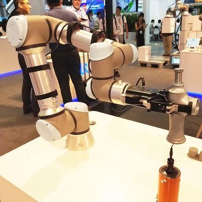 物質的な処理装置の部品のためのCobotとして3KGペイロードが付いている共同のロボットの小型ロボットUR 3e