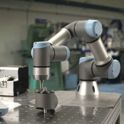 自動ロボティック腕6の軸線UR5eのローディングおよび一突きおよび場所のロボットを荷を下すこと