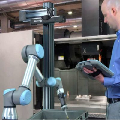 自動ロボティック腕6の軸線UR5eのローディングおよび一突きおよび場所のロボットを荷を下すこと