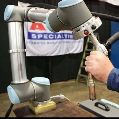 自動ロボティック腕6の軸線UR5eのローディングおよび一突きおよび場所のロボットを荷を下すこと