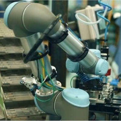 自動ロボティック腕6の軸線UR5eのローディングおよび一突きおよび場所のロボットを荷を下すこと