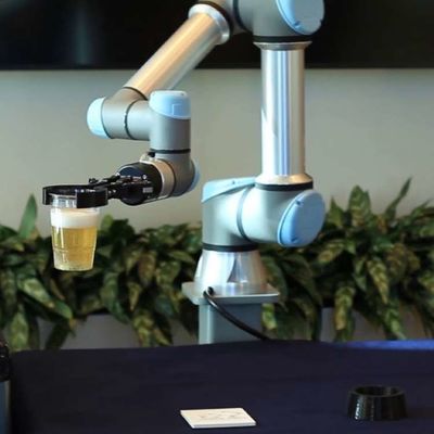 自動ロボティック腕6の軸線UR5eのローディングおよび一突きおよび場所のロボットを荷を下すこと