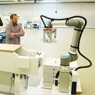 UR ロボット UR10e 6 軸 ロボット腕 ダンスのための自動化 協働ロボットとして操作
