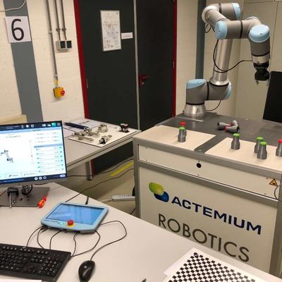 UR ロボット UR10e 6 軸 ロボット腕 ダンスのための自動化 協働ロボットとして操作