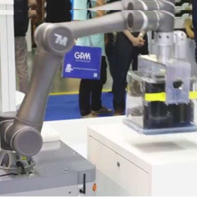 共同のロボットTM5-700はCobotとしてロボット腕6の軸線を選び、置く