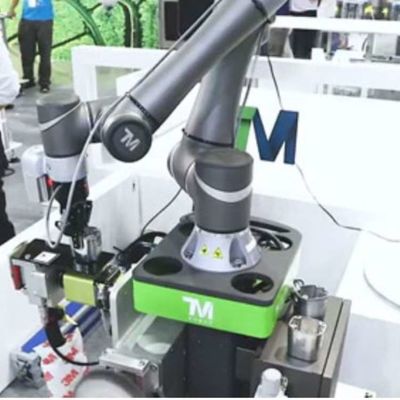 一突きおよび場所のロボットTM5-900共同のロボットとしてロボティック腕6の軸線