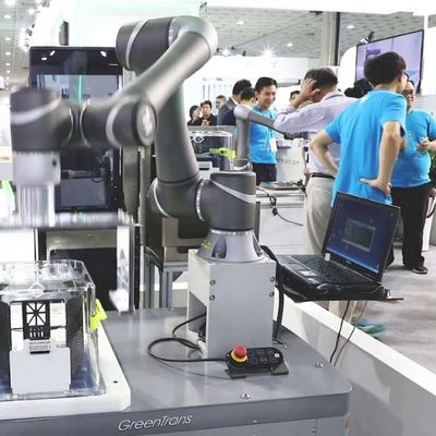 一突きおよび場所のロボットTM5-900共同のロボットとしてロボティック腕6の軸線