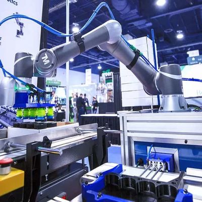 一突きおよび場所のロボットTM5-900共同のロボットとしてロボティック腕6の軸線