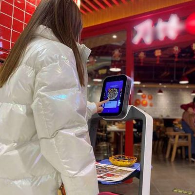 AIの人工知能サービス ロボットを持つ食糧配達ロボット ウエーター