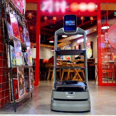 AIの人工知能サービス ロボットを持つ食糧配達ロボット ウエーター