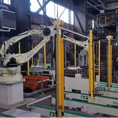 パレットで運搬するロボットとしてパレットで運搬することのためのロボット腕のPalletizer CP300L 4の軸線