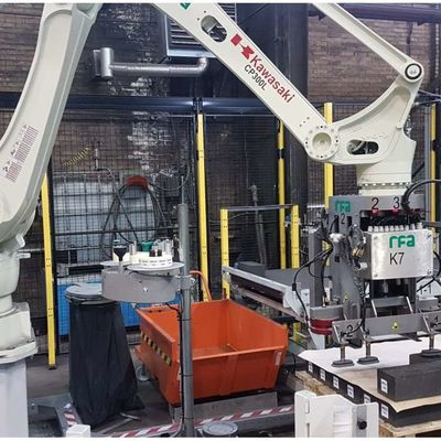 パレットで運搬するロボットとしてパレットで運搬することのためのロボット腕のPalletizer CP300L 4の軸線