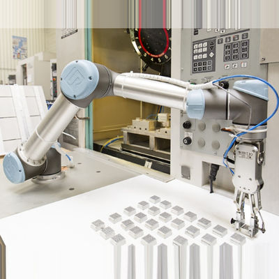 工業用ロボットの自在継手のグリッパーの一突きおよび場所機械が付いているロボティック腕6の軸線UR5eの機械類及び企業装置
