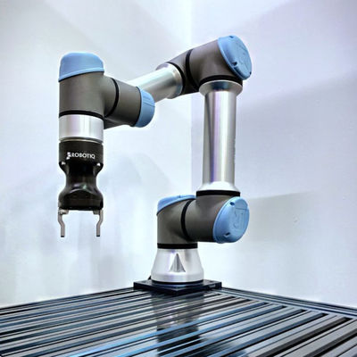 工業用ロボットの自在継手のグリッパーの一突きおよび場所機械が付いているロボティック腕6の軸線UR5eの機械類及び企業装置