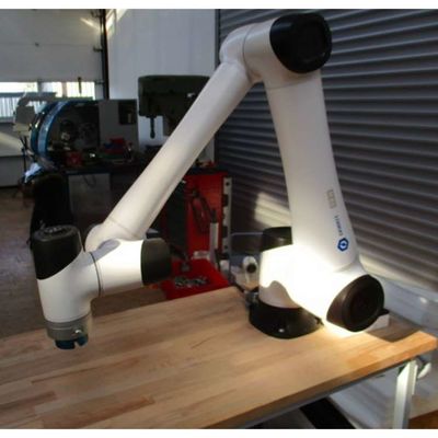 CobotとしてCNCの腕6の軸線のロボット ペイロード10kgが付いている共同のロボット中国CR10